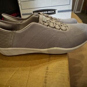 Sketchers, women’s slip in: air cooled memory foam Newberry